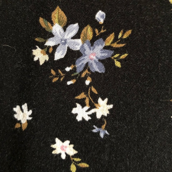 American Eagle Floral Cut-out Neck Long Sleeve - Picture 3 of 4
